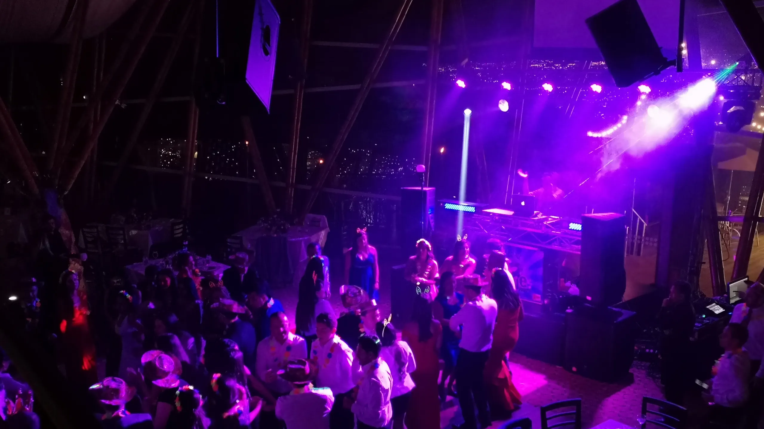 Ferbeatz DJ tocando en una celebración multicultural
